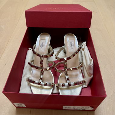 Valentino Garavani Rockstud Sandales en cuir doré
