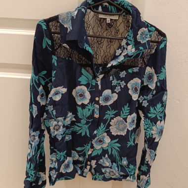 Camicia stampata floreale con dettaglio in pizzo nero sulla schiena