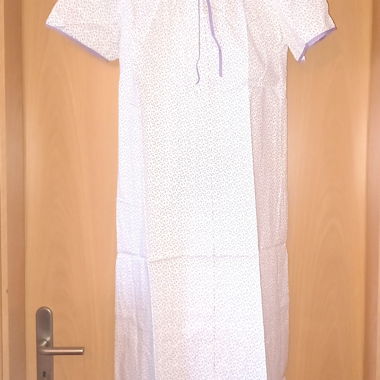 Camicia da notte bianca con motivi colorati