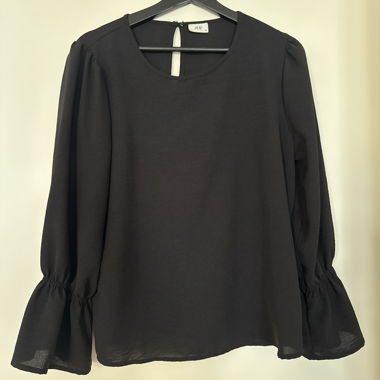 Blouse noire pour femme à manches volantées