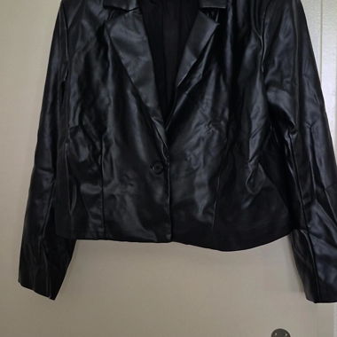 Blazer court en simili cuir noir