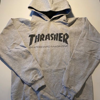 felpa con cappuccio grigia Trasher con stampa nera