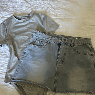 Body gris avec jupe en jean bleu clair