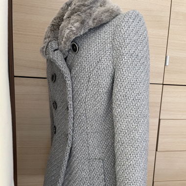 Manteau gris en laine avec col en fausse fourrure 