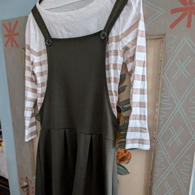 Kleid dunkelgrün, Shirt weiss/beige
