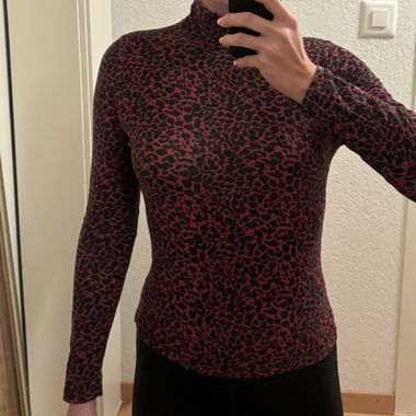 Rotes Rollkragenshirt im Leo Print