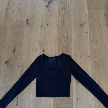 Schwarzer Longsleeve mit Rundhalsausschnitt