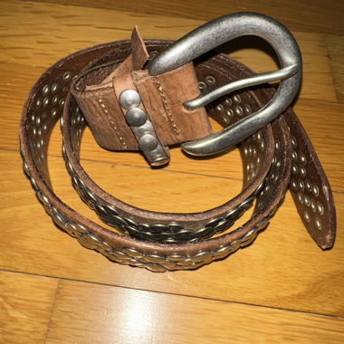 Ceinture en cuir avec clous