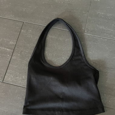 Top nero con collo all'americana