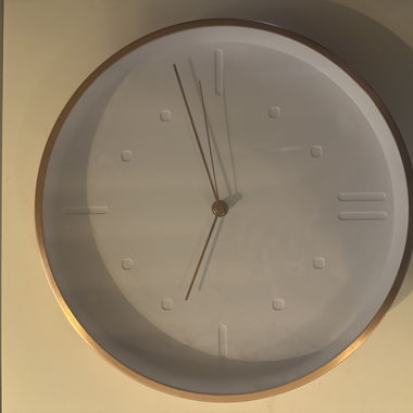 Horloge murale sobre or rose et blanc