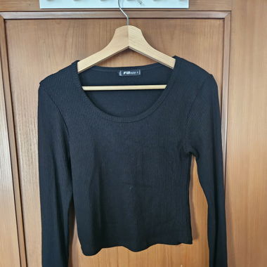 Schwarzer Pullover
