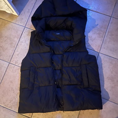 Schwarze Daunenweste mit Kapuze