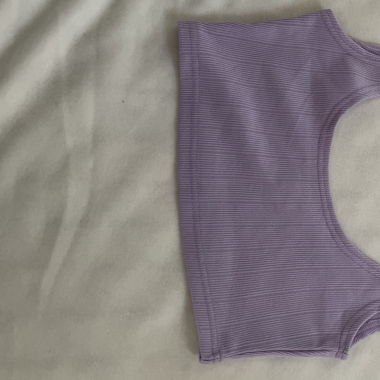 Kurzes violettes Top