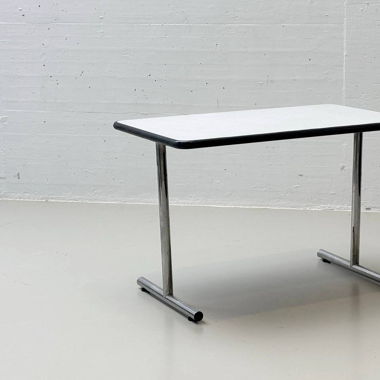 Tisch mit Resopal-Beschichtung von Widimmo SA