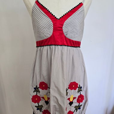 Sommerkleid mit floraler Stickerei