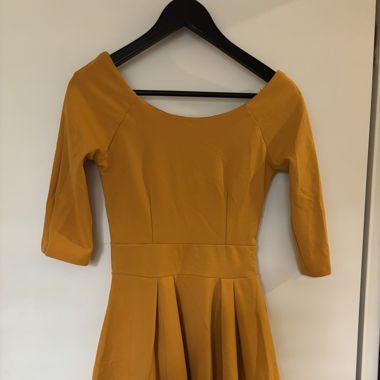 Robe jaune moutarde avec encolure légèrement Bardot