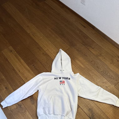 Weisser Hoodie mit Schriftzug