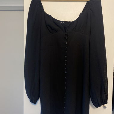 Abito da donna nero con bottoni frontali