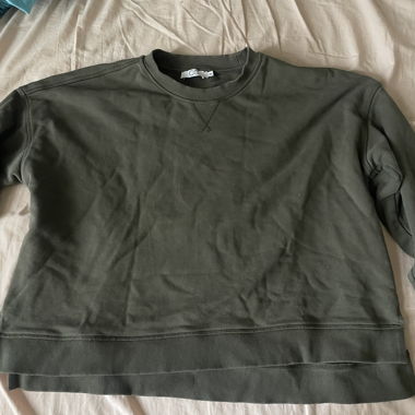 Olivegrüner Pullover
