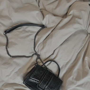 Schwarze Zara Handtasche klein mit Kroko-Muster