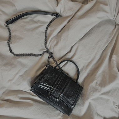 Schwarze Zara Handtasche klein mit Kroko-Muster