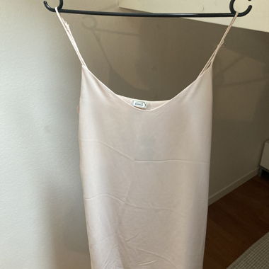 Hellrosa Kleid mit schmalen Trägern