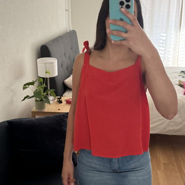 Top rosso con spalline da annodare