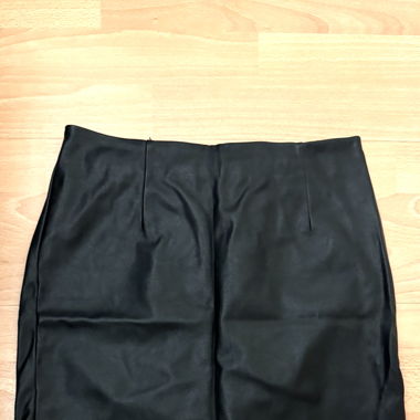 Skirt in black imitation leather size 40