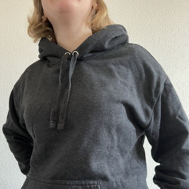 Dunkelgrauer Hoodie