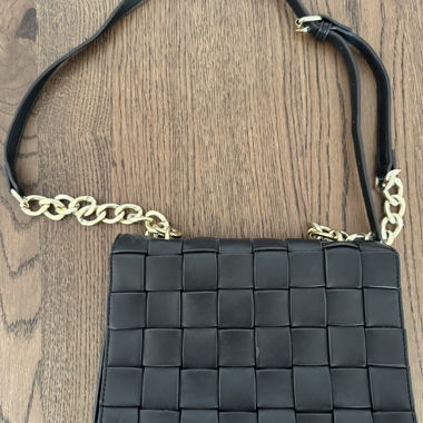 Sac bandoulière noir avec chaîne