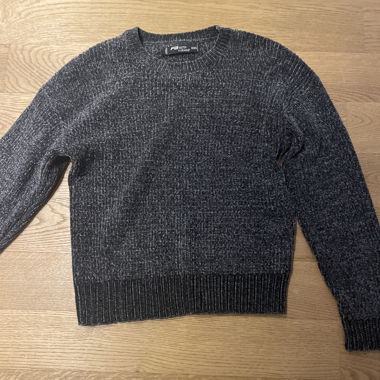 Grauer Pullover 