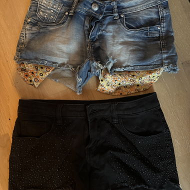 2 Damen Jeans-Shorts