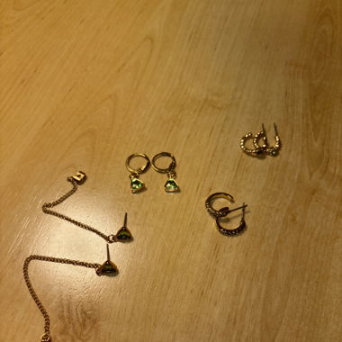 Set de boucles d’oreilles doré et vertes 