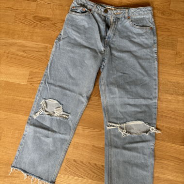 Jean taille haute avec découpes
