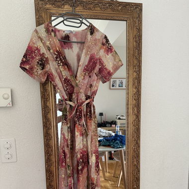 Robe longue avec détails doré 