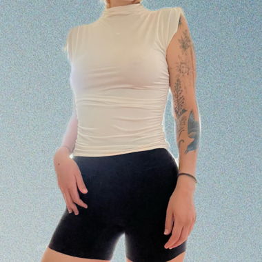 Top senza maniche crema con lati arricciati