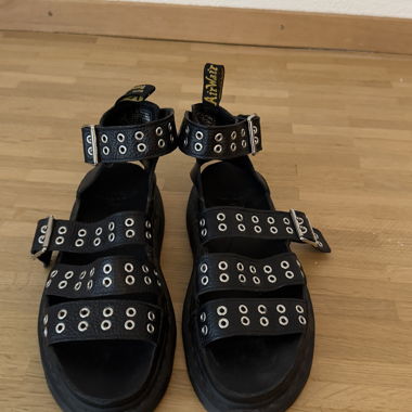 Schwarze Sandalen mit Schnallen