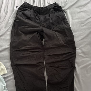 Schwarze Parchute Hose