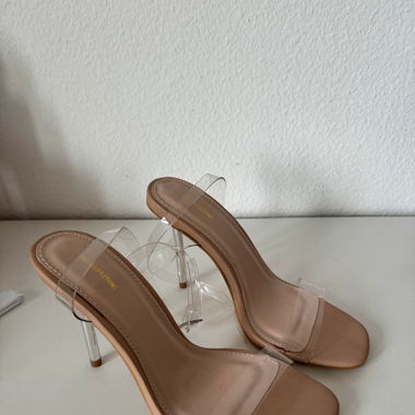 Sandale à talons hauts à brides transparentes