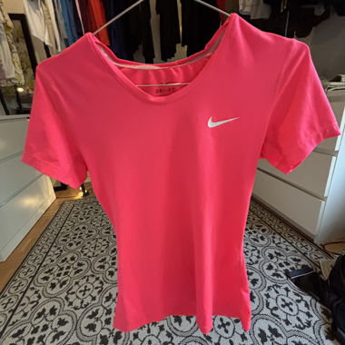 T-shirt Nike Dri-FIT rosa