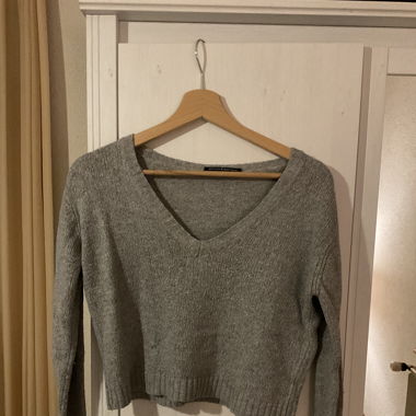 Grauer kurzgeschnittener Langarm V-Neck Pullover