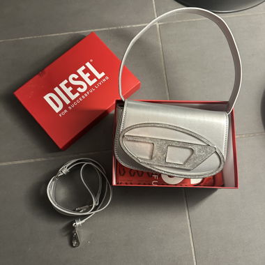 Diesel 1DR Shoulder Bag – Silber Glitzer-Logo