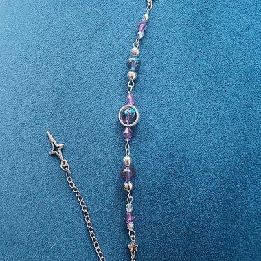 Handgemachtes Armband in Violett und Silber
