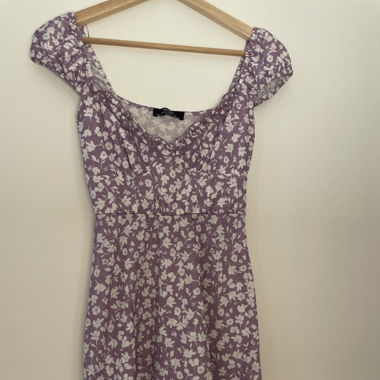 Lila Kleid mit Blumen