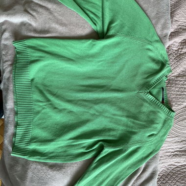 Grüner Pullover mit V-Ausschnitt