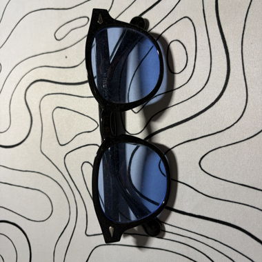 Round sunglasses with blue lenses