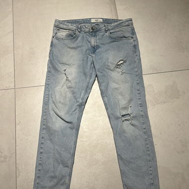 Jeans Bleu à petit trou