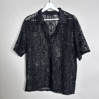 Camicia nera all'uncinetto a maniche corte