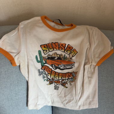 T-shirt blanc et orange