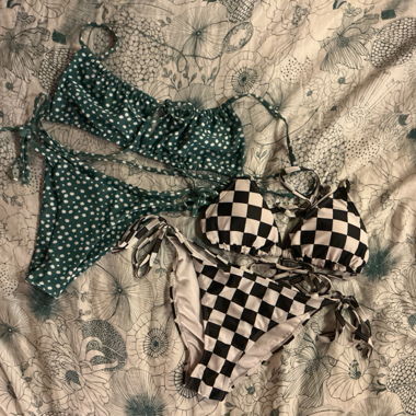 2 Bikinis